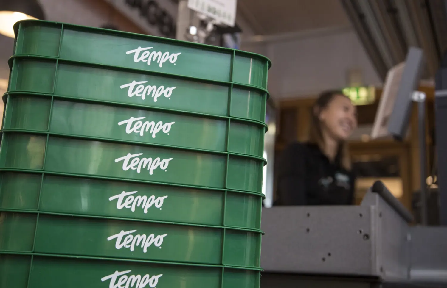 Korgar uppstaplade med Tempo logga på.